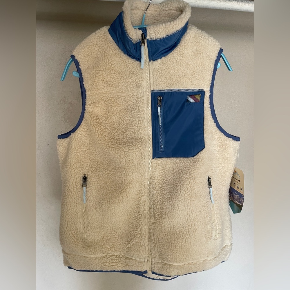 NWT Mountains and Isles Snuggly Cream Vest